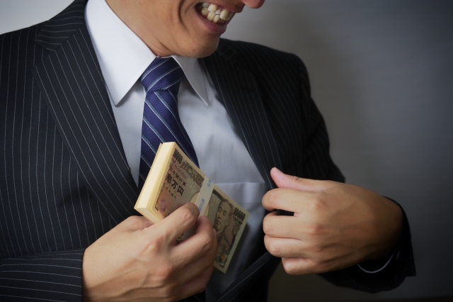 闇金業者は懐にお金を入れる。石垣市の弁護士や司法書士に無料相談する